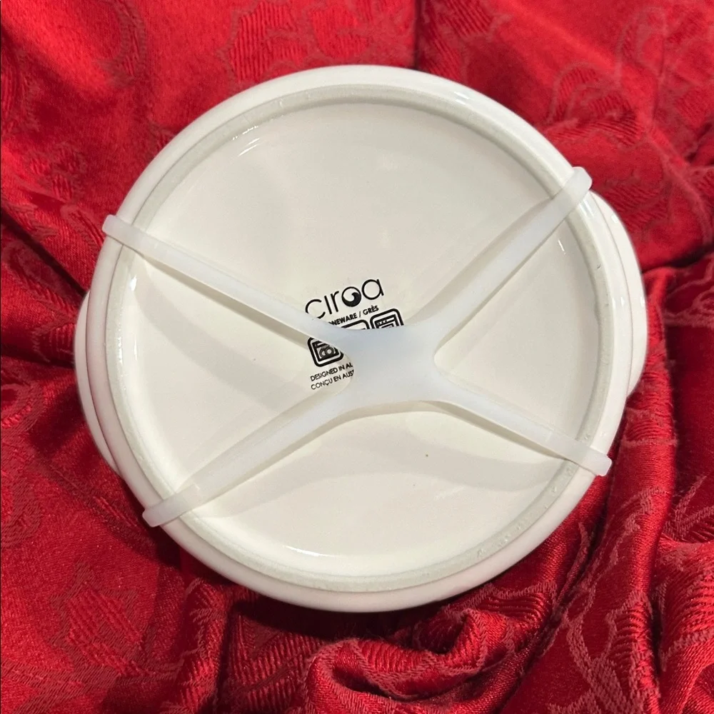 NWT Brie Baker with Red Accents and Bamboo Spreader - Picture 4 of 4